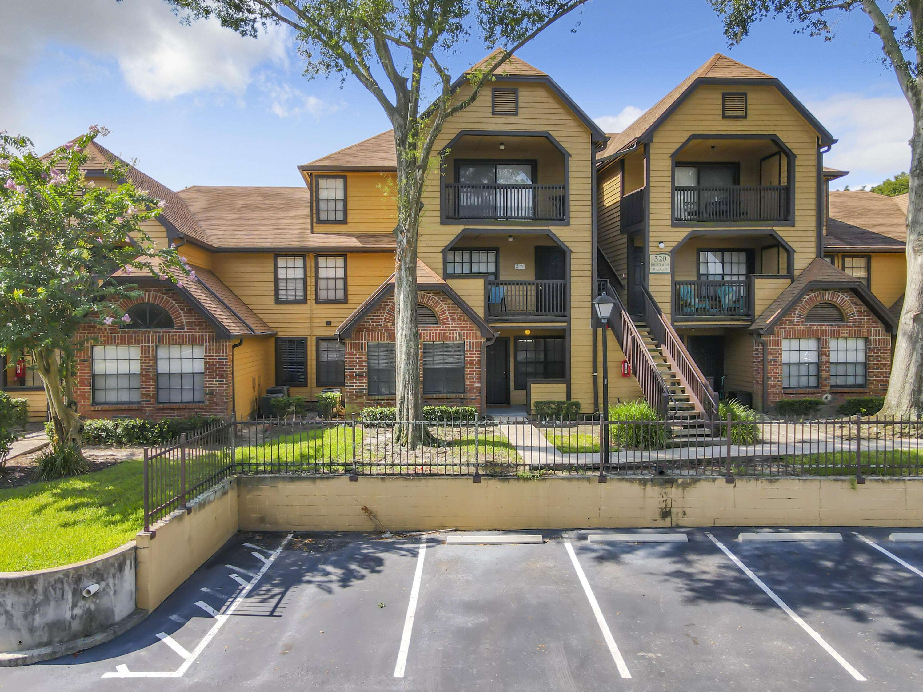 Altamonte Springs, FL 32701,320 Forestway CIR 102
