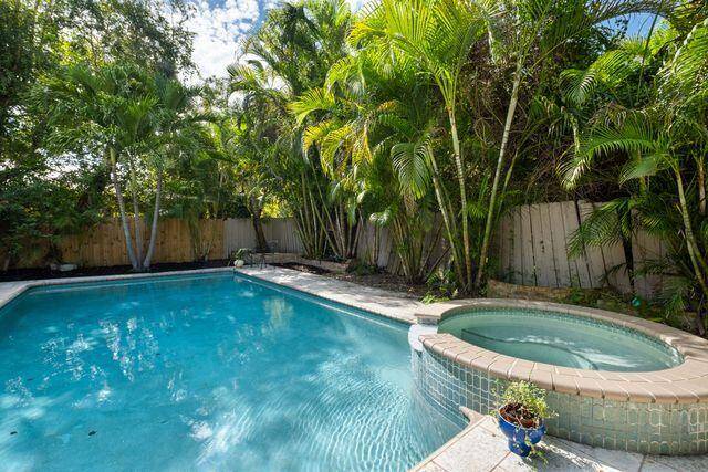 West Palm Beach, FL 33401,322 Valencia RD