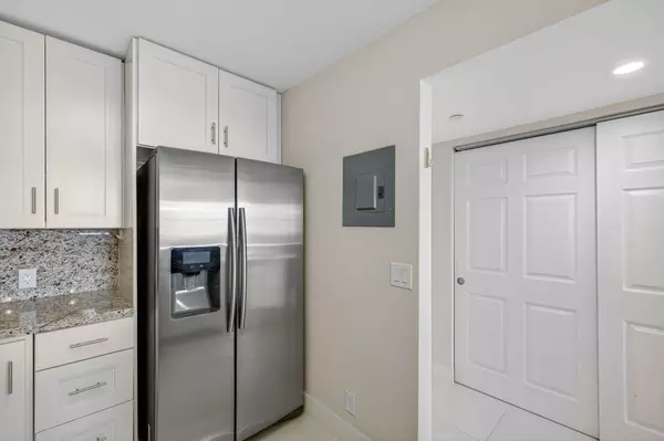 Aventura, FL 33180,20335 W Country Club DR 909