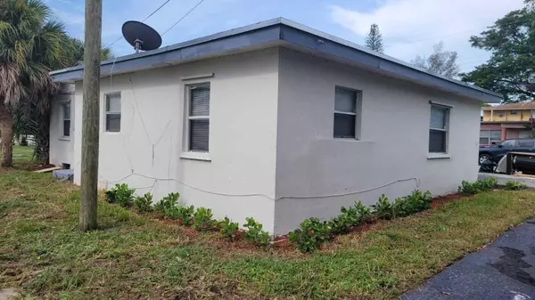 1006 Henrietta AVE, West Palm Beach, FL 33401
