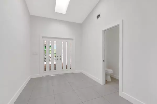 Deerfield Beach, FL 33442,355 Woodlake LN