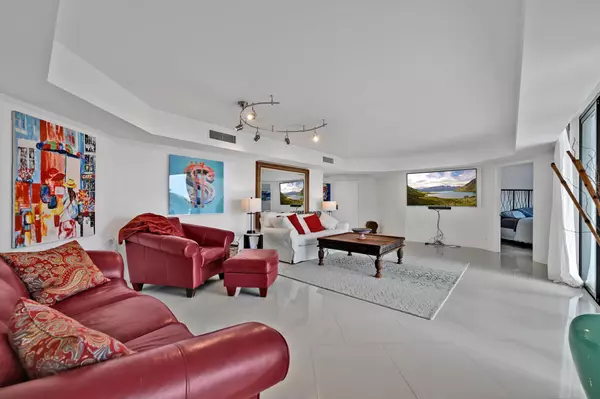 Palm Beach, FL 33480,2860 S Ocean BLVD 402