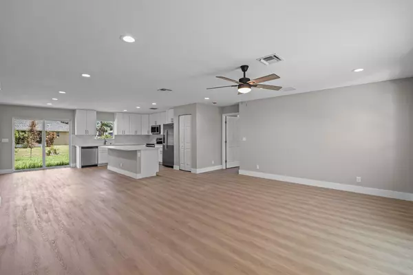 Fort Pierce, FL 34982,5906 Hickory DR