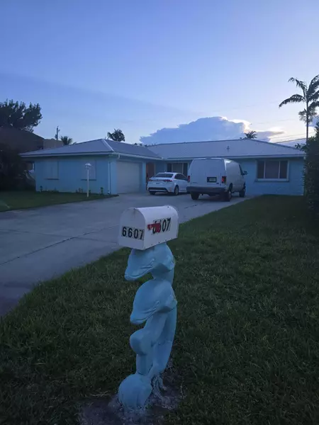 6607 Eastview DR, Lake Worth, FL 33462