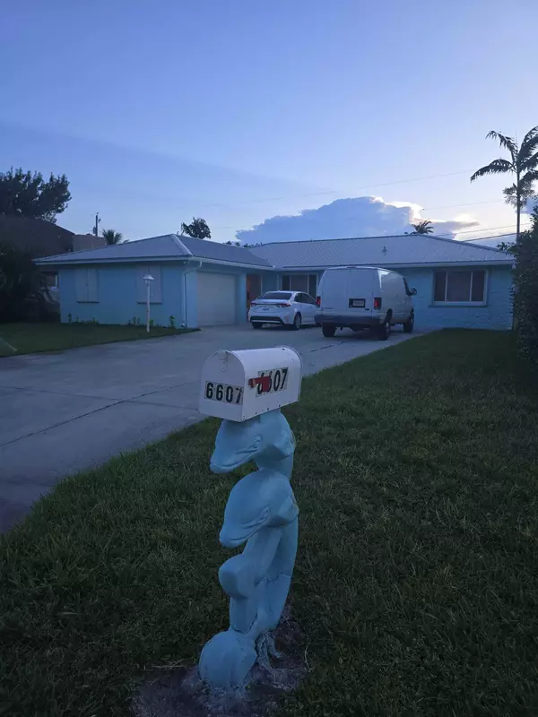 6607 Eastview DR, Lake Worth, FL 33462