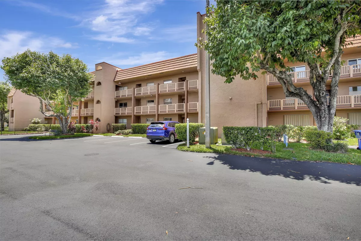 Sunrise, FL 33322,9681 Sunrise Lakes BLVD 104