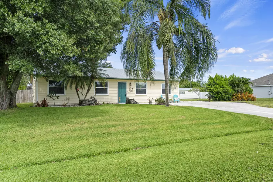 416 SW Bradshaw CIR, Port Saint Lucie, FL 34953