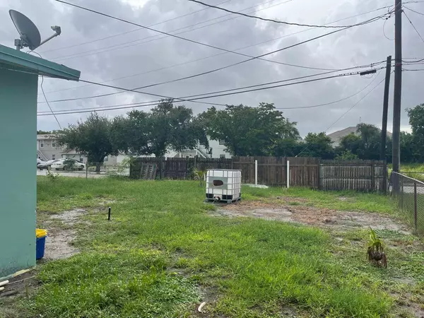 Riviera Beach, FL 33404,1681 W 29th ST