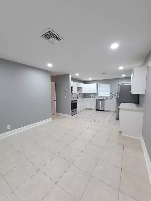 Riviera Beach, FL 33404,1634 W 9th ST 4