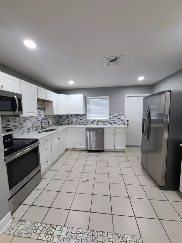 Riviera Beach, FL 33404,1634 W 9th ST 4