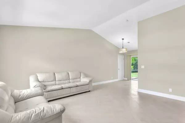 Jupiter, FL 33458,140 Village CIR