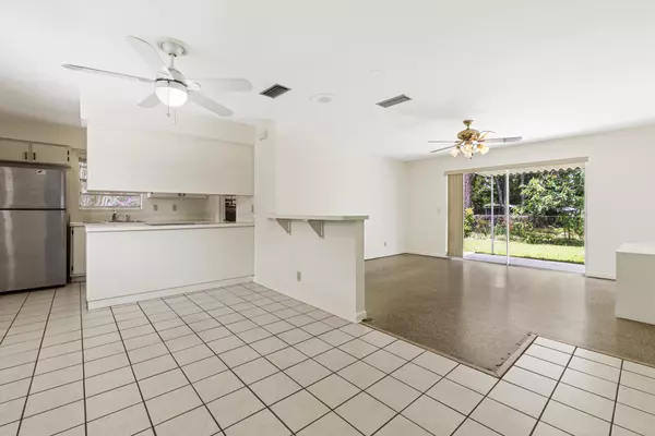 West Palm Beach, FL 33415,2402 Pinecrest CT