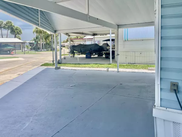 Okeechobee, FL 34974,5472 SE 67th AVE