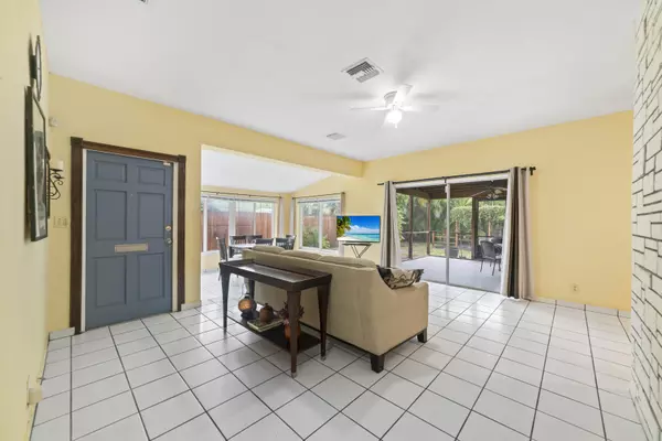 Hallandale Beach, FL 33009,906 NE 5th ST