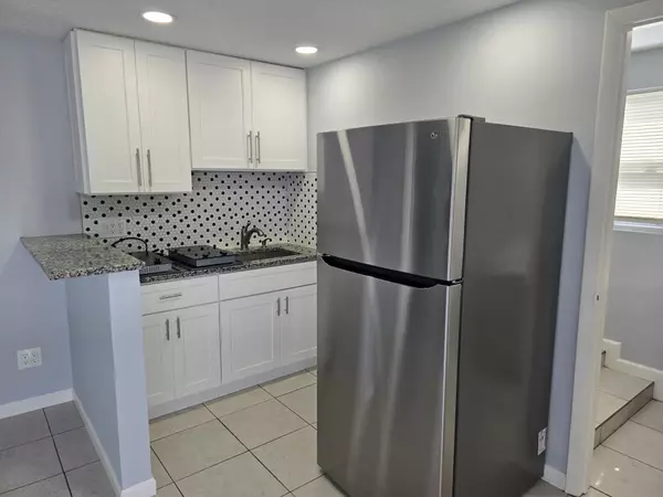 Lantana, FL 33462,513 Greynolds CIR Cottage