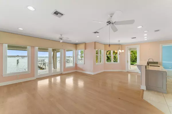 Stuart, FL 34994,700 SW St Lucie CRES