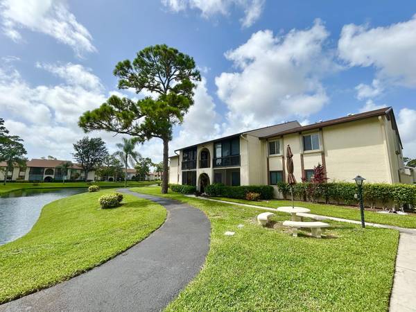 327 Knotty Pine CIR B-2, Greenacres, FL 33463