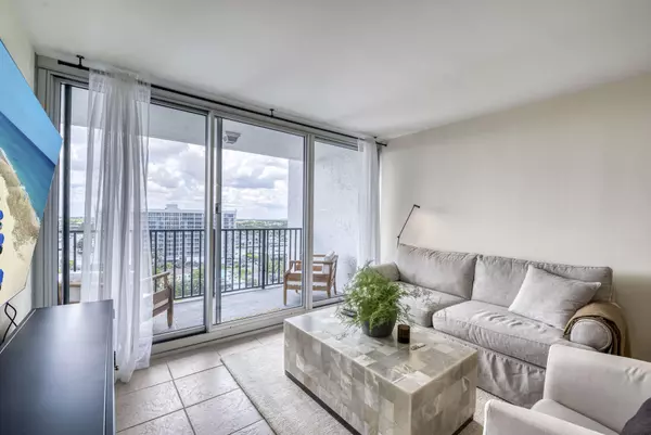 Pompano Beach, FL 33062,525 N Ocean BLVD 1215
