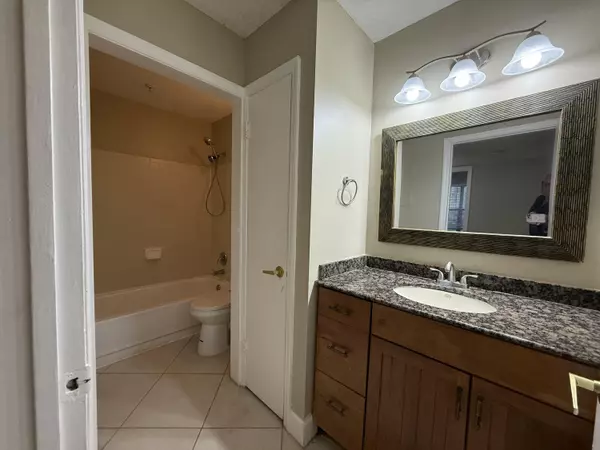 Boynton Beach, FL 33426,2317 N Congress AVE 14