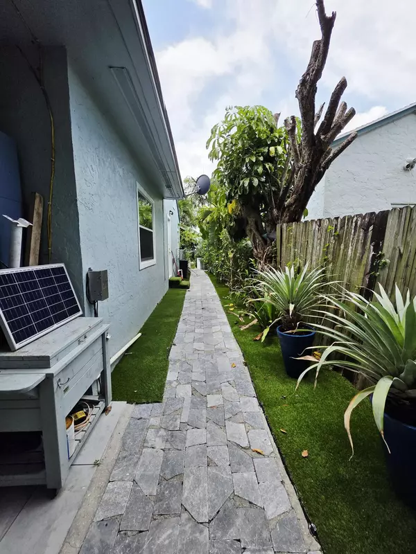 West Palm Beach, FL 33405,727 Glenridge DR