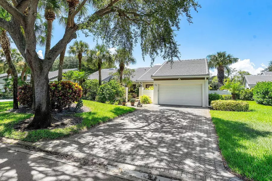 17 Clubhouse LN, Boynton Beach, FL 33436