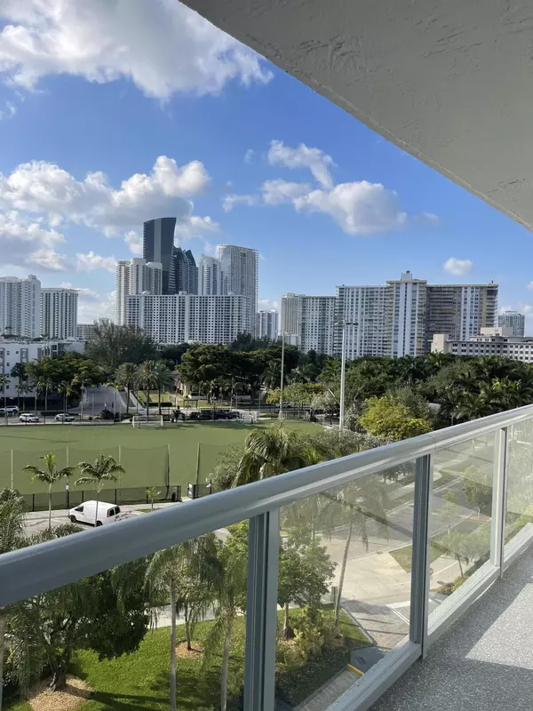 Sunny Isles Beach, FL 33160,17700 N Bay RD 702