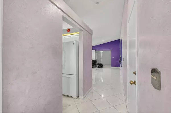 Boca Raton, FL 33496,8157 Springtree RD