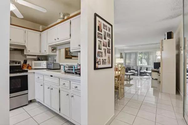 Lauderdale Lakes, FL 33313,5111 W Oakland Park BLVD 201