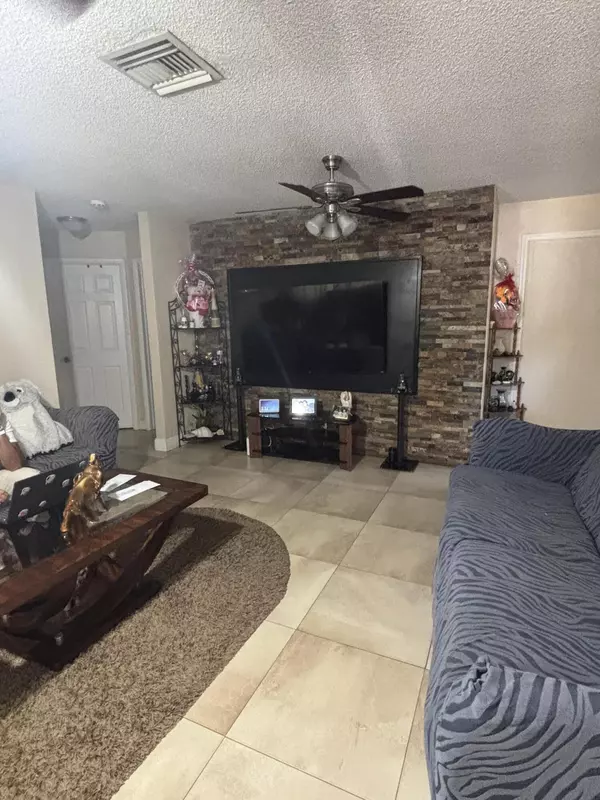 Lake Worth, FL 33461,4098 Kirkland LN