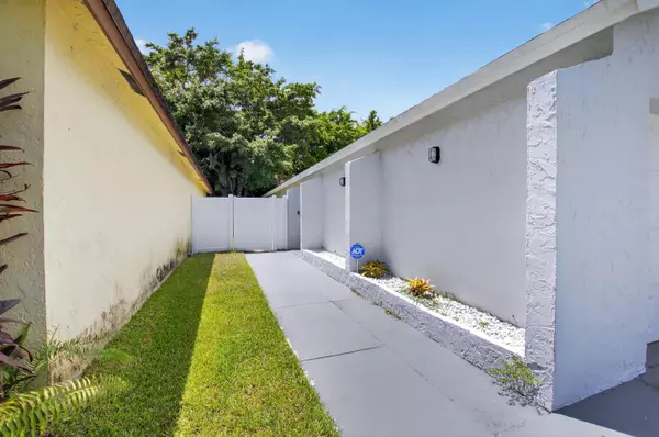 Boca Raton, FL 33428,9156 Pine Springs DR