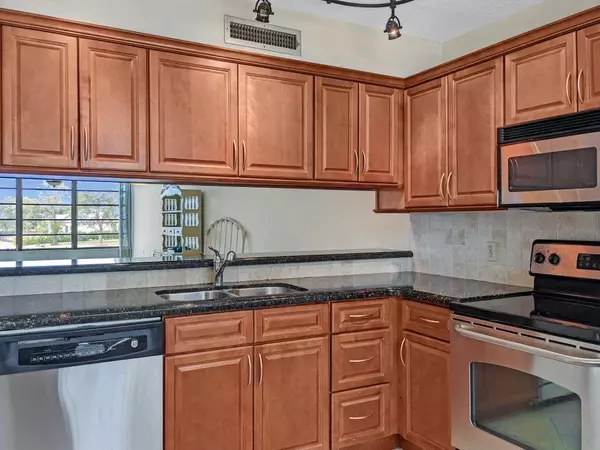 West Palm Beach, FL 33401,3520 Whitehall DR 203