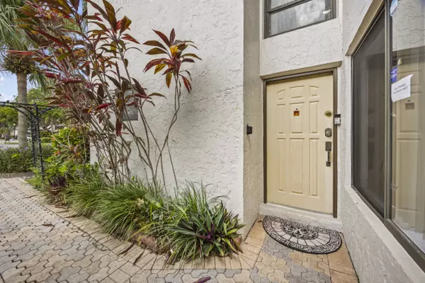 Plantation, FL 33324,9713 N New River Canal RD 304