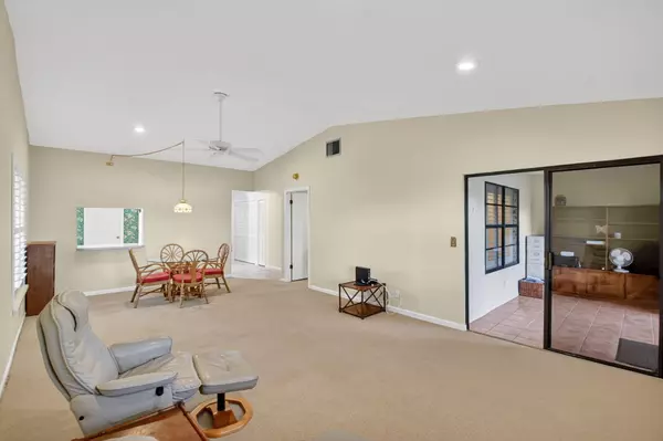 10 Ridge Point DR D, Boynton Beach, FL 33435