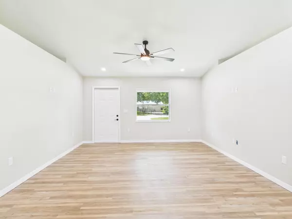 Okeechobee, FL 34972,910 NW 5th ST
