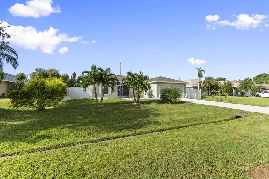 842 SE Chaloupe AVE, Port Saint Lucie, FL 34983