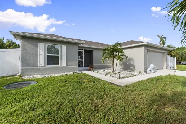 Port Saint Lucie, FL 34983,842 SE Chaloupe AVE