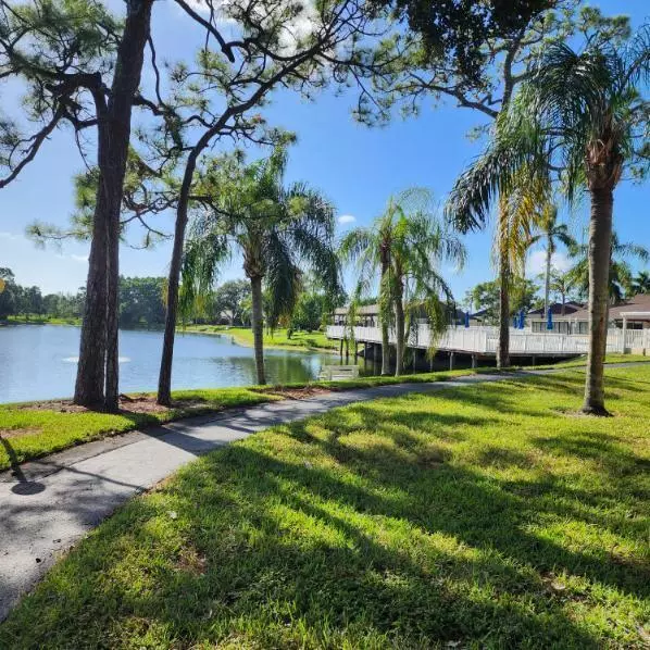 435 Pine Glen LN D-2, Greenacres, FL 33463