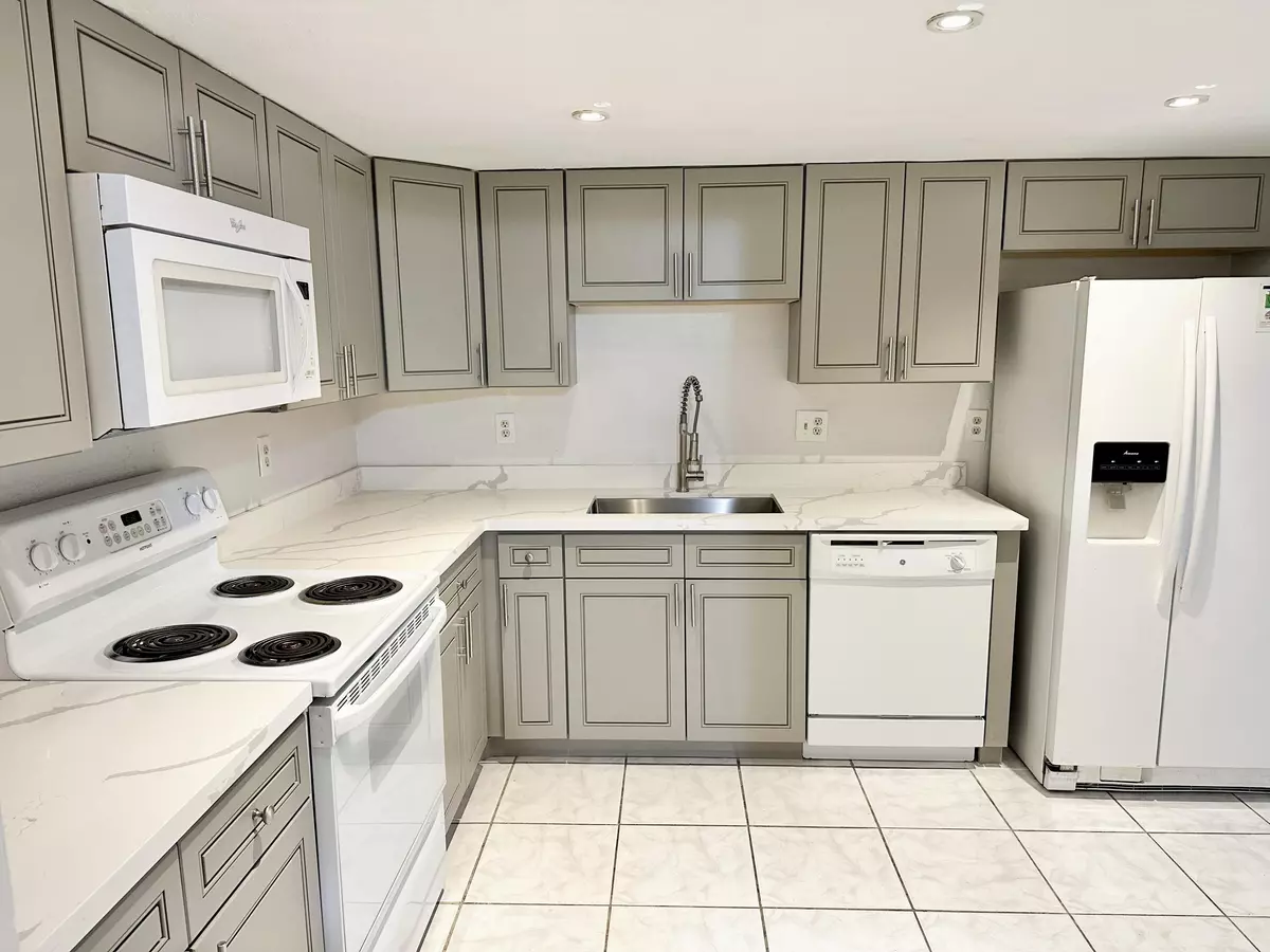 Lauderhill, FL 33319,4010 Inverrary DR A7