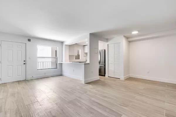 Miami Beach, FL 33139,240 Collins AVE 2e