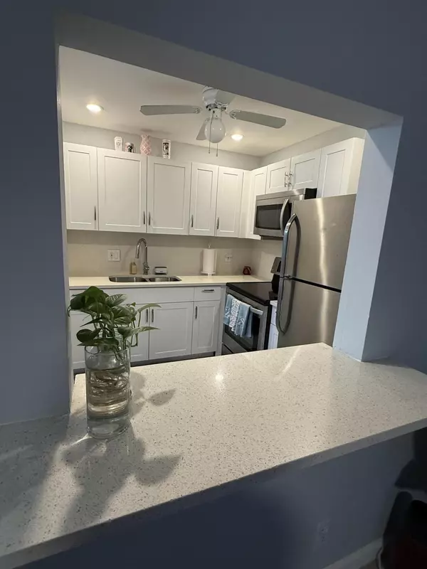 200 E Village Green CIR K218, Palm Springs, FL 33461