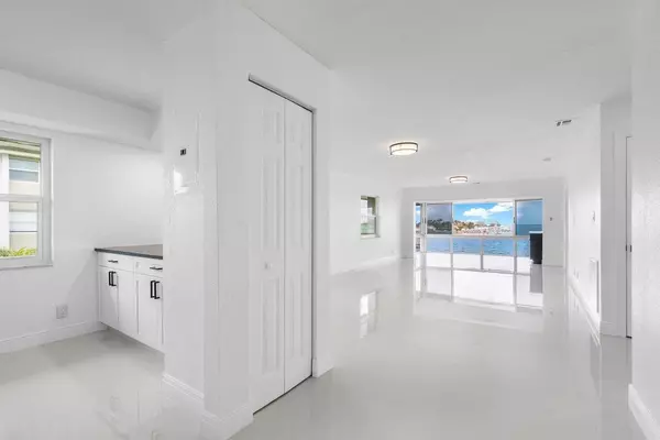 Riviera Beach, FL 33404,400 Wilma CIR 301