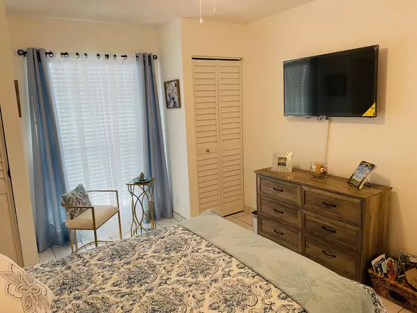 Greenacres, FL 33467,3372 Jog Park DR