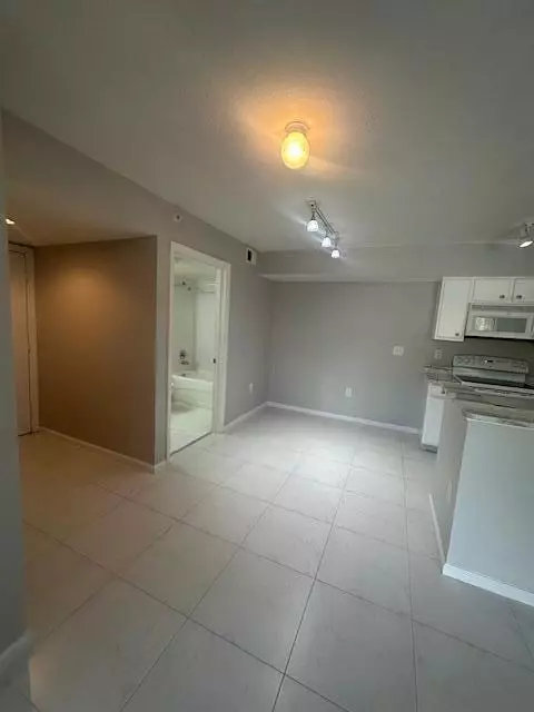 Port Saint Lucie, FL 34986,141 SW Palm DR 205