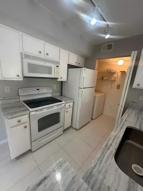 141 SW Palm DR 205, Port Saint Lucie, FL 34986