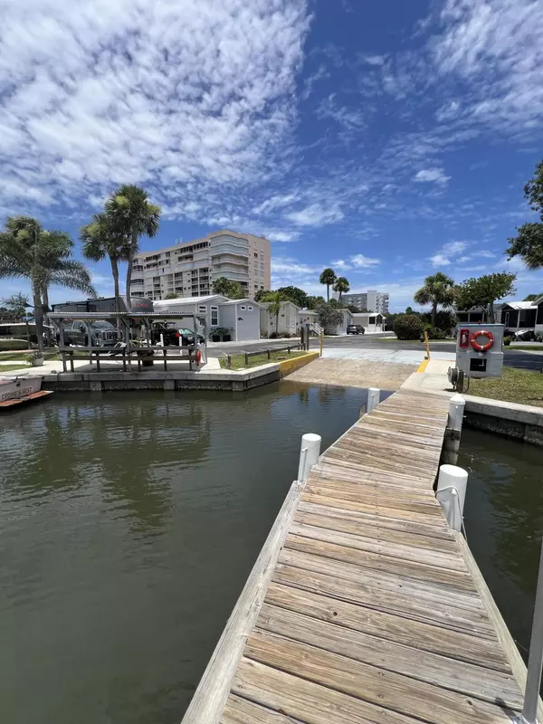 Hutchinson Island, FL 34949,830 Osprey LN