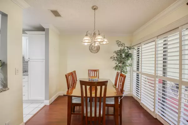 Palm Beach Gardens, FL 33418,10 E Lexington LN B