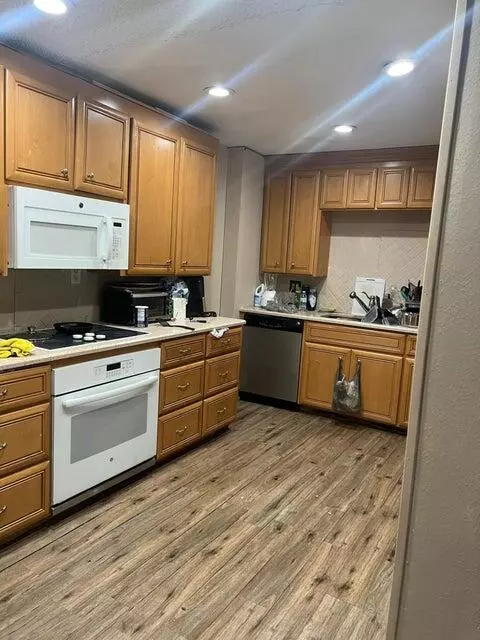 Orlando, FL 32810,7672 Forest City RD B
