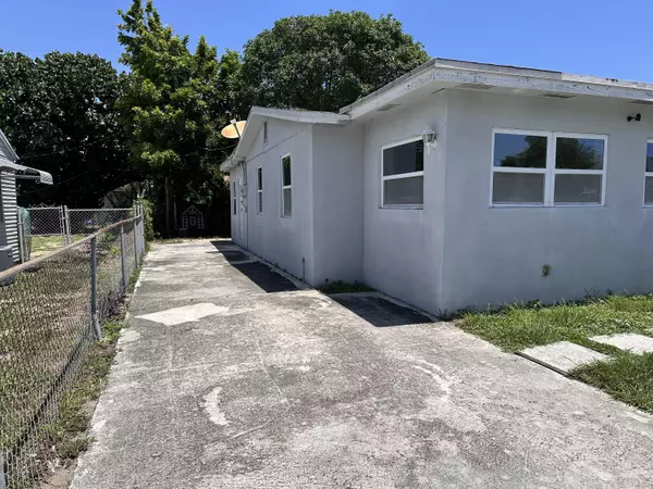 Riviera Beach, FL 33404,840 W 1st ST