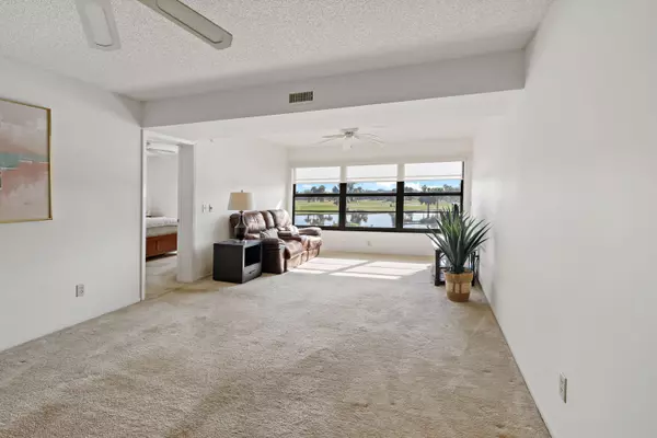 Vero Beach, FL 32966,11 Plantation DR 201