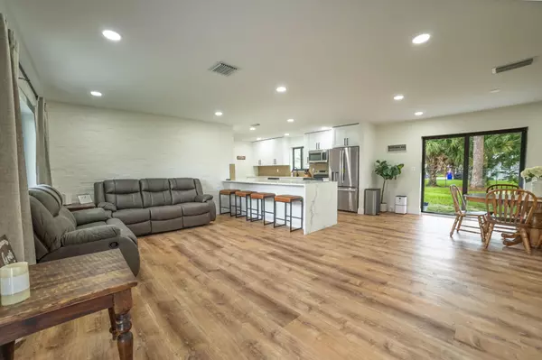 Okeechobee, FL 34974,809 SE 12th ST